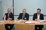 Alain Borowski, président de l'Ugap, signe la convention en compagnie de Philippe Domy (au centre), président du GCS UniHA.
