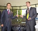 Nicolas Wertans, président BMW France, remet les clés du 600ème véhicule à Damien Paris, collaborateur d'IBM.
