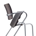 Le système 'tip-up' de la chaise 'Delta Plus” permet de relever automatiquement l'assise, à la manière d'un strapontin.
