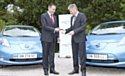 Pierre Boutin, président de Nissan West Europe, a remis les clés des deux premières LEAF françaises à Dirk Pissens, le vendredi 27 mai dernier.