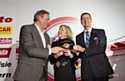 Susan Docherty, p-dg de Chevrolet Europe (centre) et Karl-Friedrich Stracke, p-dg de Opel/Vauxhall (droite) reçoivent le prix de “Car of the Year” des mains de Hakan Matson (gauche).