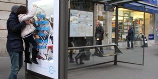 JCDecaux transforme un abribus en centre de tri artistique