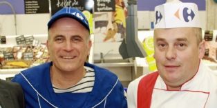 Un poissonnier et un boucher de Carrefour. A droite, Pascal Monin, directeur des RH de Carrefour. A gauche, Michel Gueguen, DG d'Armor Lux.