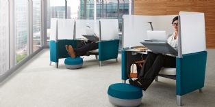 Le Brody WorkLounge de Steelcase permet de s'isoler du bruit et des distractions visuelles pour mieux se concentrer.