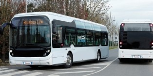 Bolloré inaugure l'usine de production de son futur grand bus 100% électrique