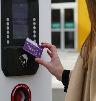 Les véhicules électriques et hybrides des ministères français vont être équipés de la carte KiWhi Pass