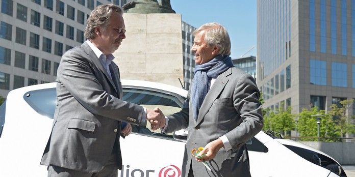 Vincent Bolloré, président-directeur général du Groupe Bolloré, et Philippe Salle, président-directeur général d'Elior Group, lors de l'annonce de cette électrification de flotte