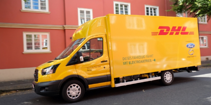 Un fourgon de livraison électrique produit conjointement par le Groupe Deutsche Post DHL et Ford