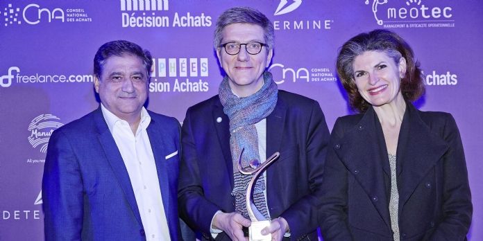 Laurent Deleville, directeur open innovation du groupe Safran (au centre) a reçu le Trophée Or dans la catégorie Innovation des mains de Gérard Dahan (Determine).