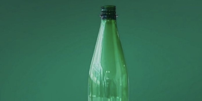 Perrier présente sa bouteille recyclée grâce à des enzymes