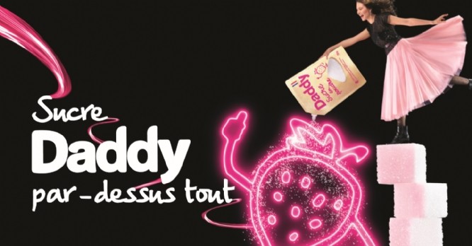 Daddy met le paquet pour sucrer le plastique de ses emballages